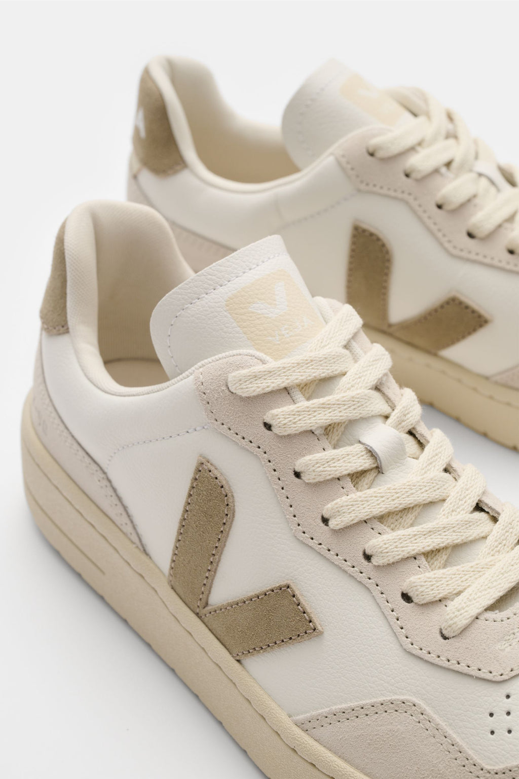 Veja Sneakers 'V-90 O.T. Leather' - whitetaupe